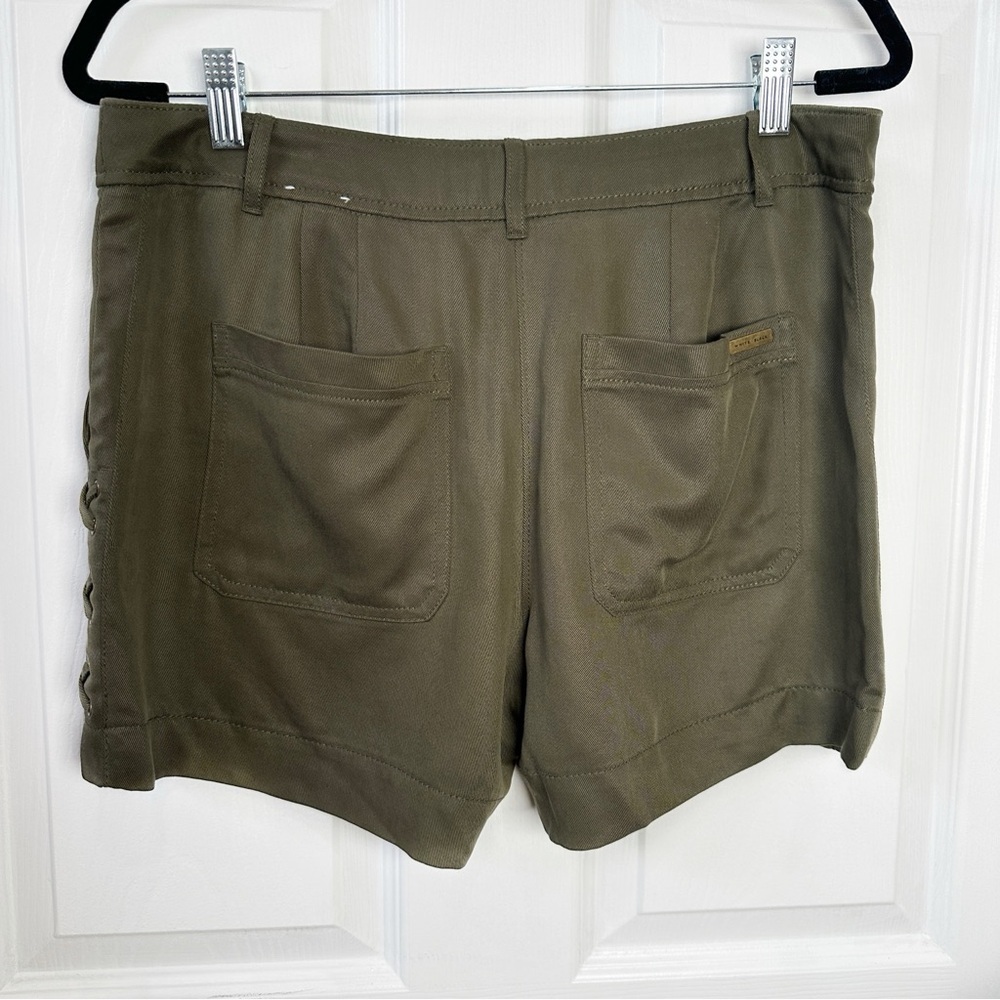 White House Black Market WHBM The 5" Short Lace Up Lyocell Olive Green Women's 8 - Picture 9 of 11